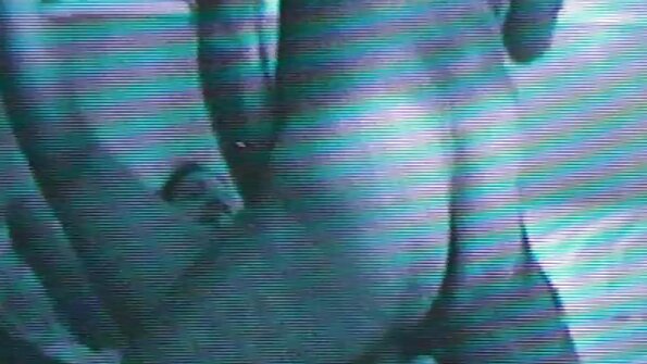 Devine Ones: Claire bruker en vibrator for å gni klitoris, mens en annen vibrerer mot g-flekken inne i skjeden til hun får en fin orgasme. Denne jenta vet hva hun liker og er ikke redd for å...