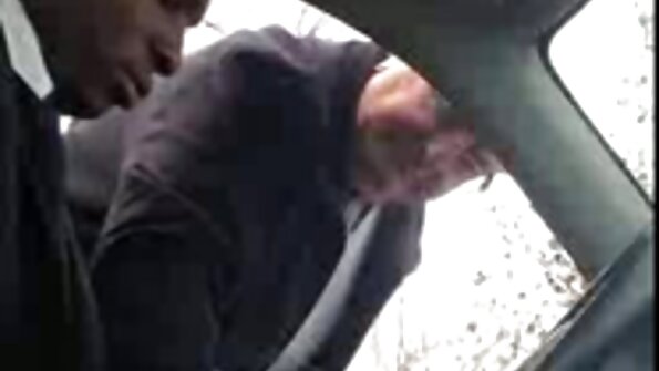 Lillian har en liten holdning, og hun elsker spesielt å bli freaky med leker. Hun har noen analperler i besittelse, men de går først inn i munnen hennes for å få dem alle våte og smurte. Han spiller...
