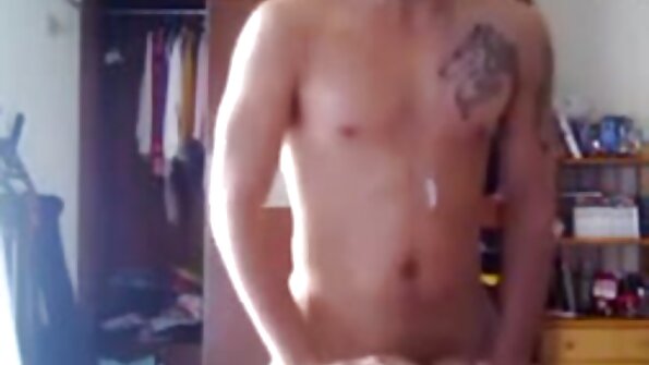 Søte Krissy ser sexy ut i rosa undertøy på kontoret hennes! Se hvordan hun klemmer puppene og viser frem den runde rumpa hennes i denne slemme ertevideoen.
