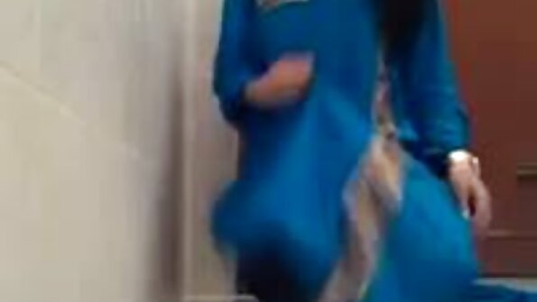 Tenåringen Sophie rir på en dildo for å få orgasme